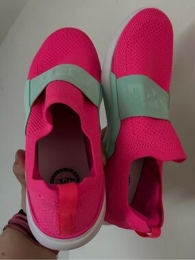 APL women’s Techloom Bliss in hot pink size 8 1/2